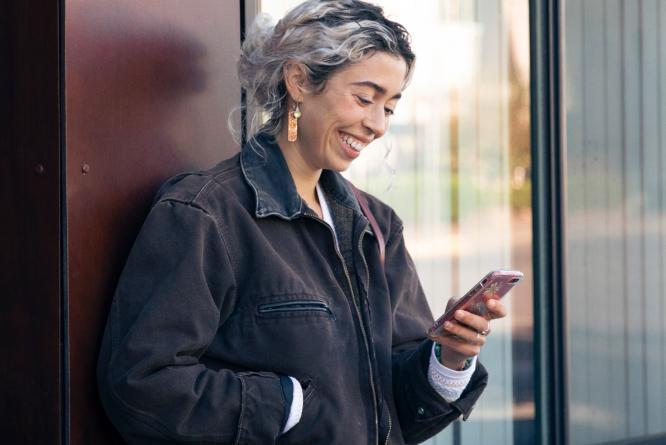 Tjej med skadad Elgiganten-enhet